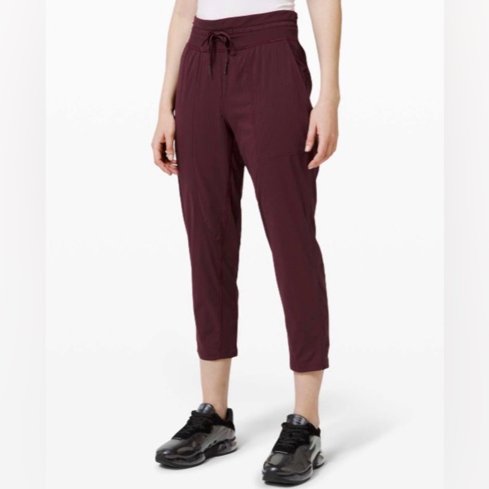 Lululemon Women’s Dance Studio 25 Crop Pants Size 8 W6AVQS Joggers Red Maroon